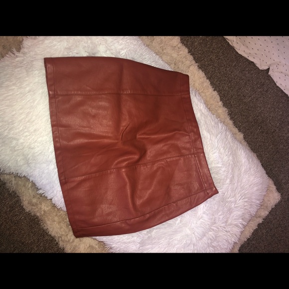Mini fitted skirts - Picture 2 of 4